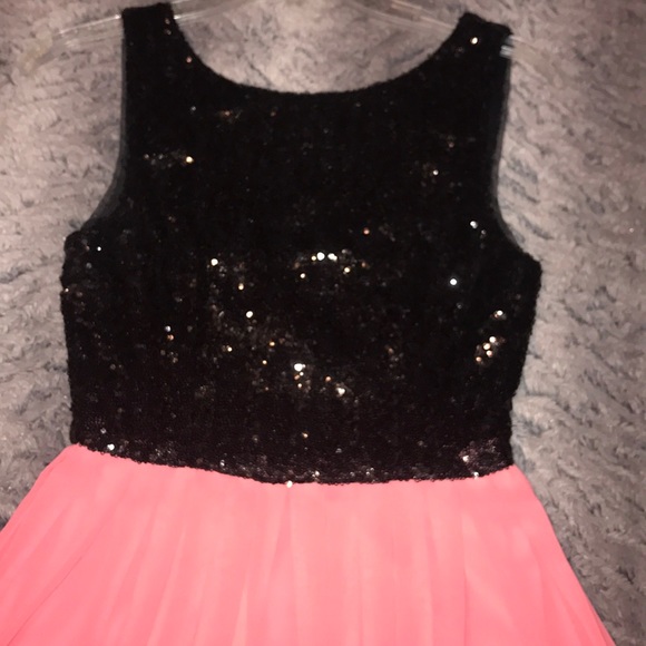 👗 - Picture 2 of 4